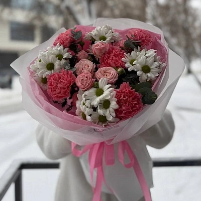 Составной букет из хризантем, диантусов и кустовых роз M