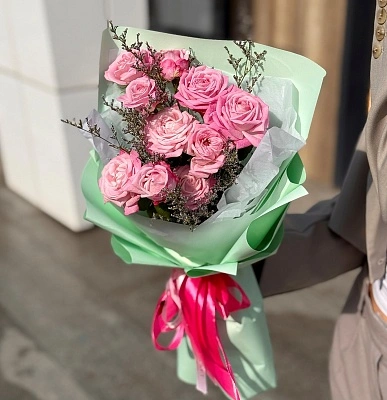 Букет из кустовых пионовидных роз и лимониума