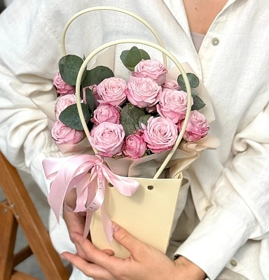 Композиция "Нежные кустовые розы"