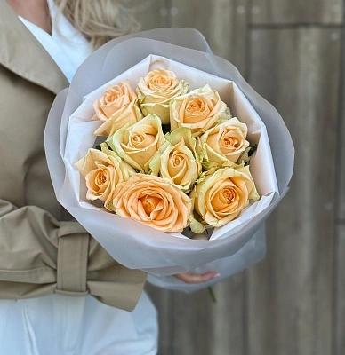 Букет "9 персиковых роз 50/60 см в оформлении"