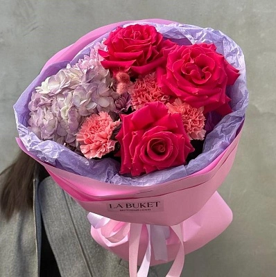 Составной букет из гортензии, диантусов и роз L