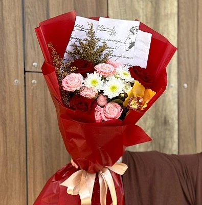 Составной букет из хризантем, орхидей и роз S