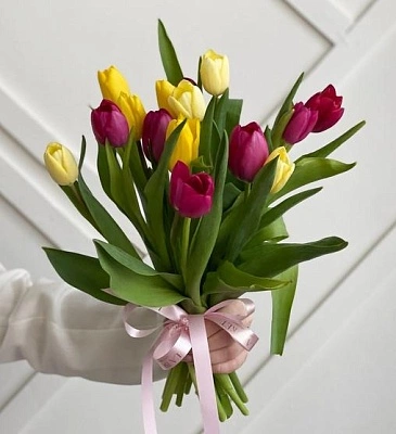 Букет "15 разноцветных тюльпанов в ленту"