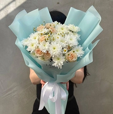 Составной букет из хризантем и танацетума M