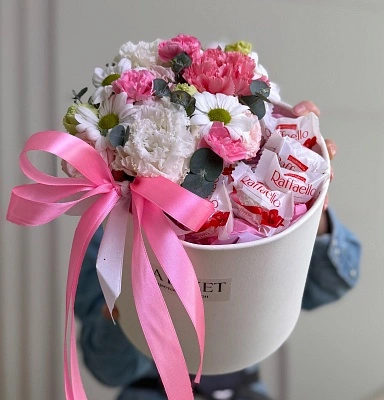 Сладкая композиция с диантусами, хризантемой и кустовой розой