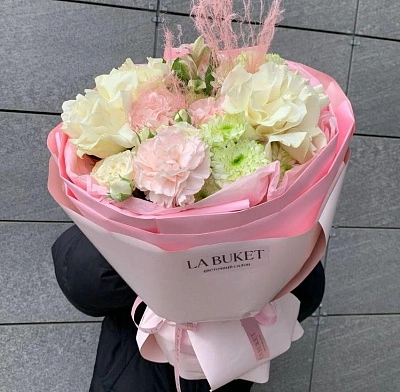 Составной букет из роз, диантусов и альстромерии M