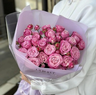 Букет "9 кустовых пионовидных роз 40/50 см в оформлении"