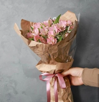 Букет из 5 альстромерий в крафте