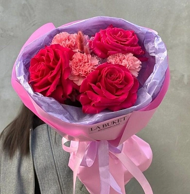 Составной букет из диантусов и роз M