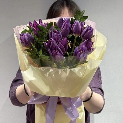 15 фиолетовых тюльпанов в оформлении