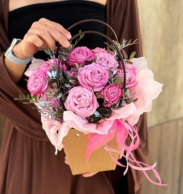 Композиция из кустовых роз и зелени