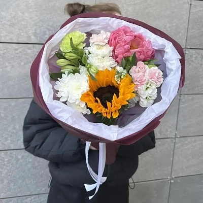 Составной букет из подсолнуха, пиона и кустовой хризантемы S