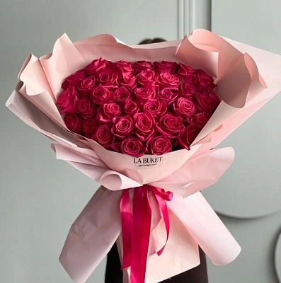 Букет "35 вишневых роз 50/60 см в оформлении"