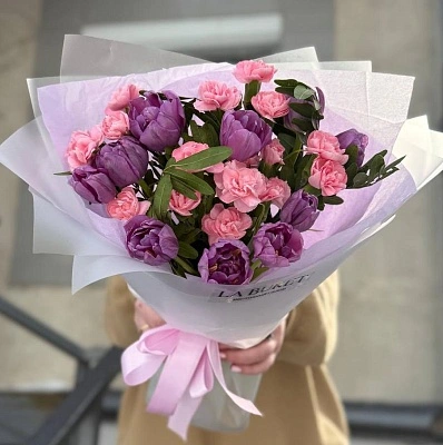 Составной букет из тюльпанов и кустовых диантусов S