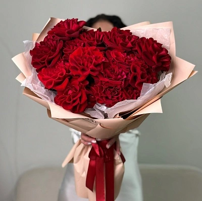 Букет из 15 красных кружевных роз