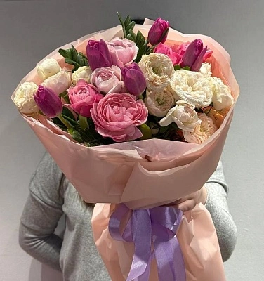 Составной букет из кустовых роз, тюльпанов и зелени M