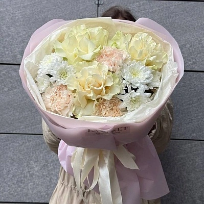 Составной букет из диантусов, французских роз и хризантем M