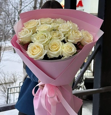 15 белых роз 50/60 см в нежном оформлении